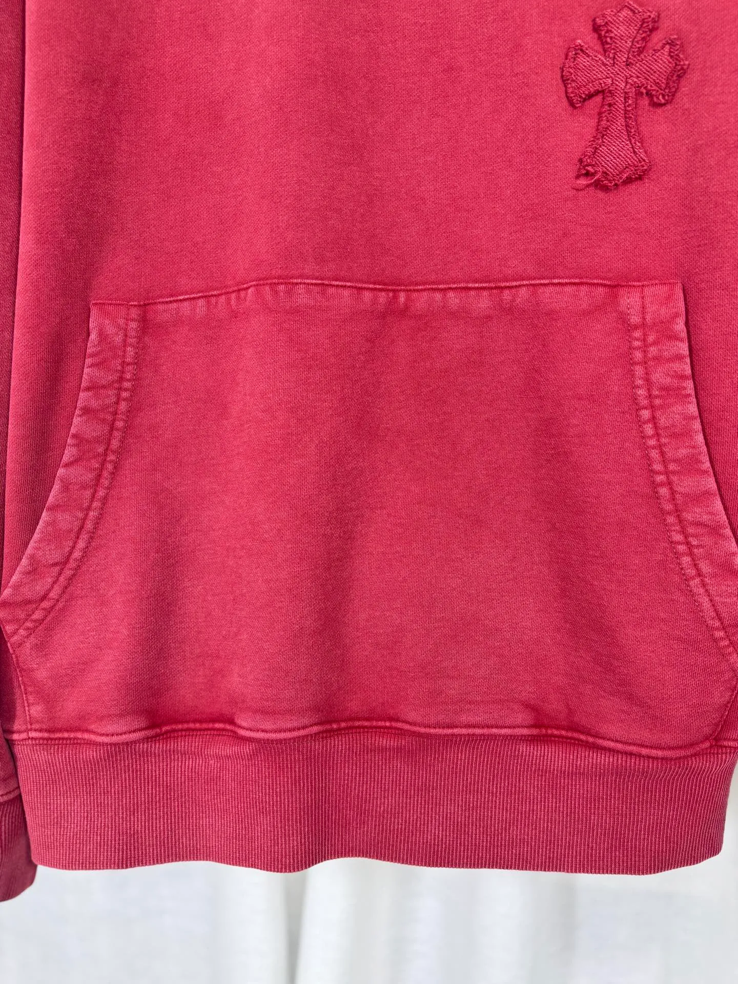 P310 top version, real shot without P, ​​different from market currency) 𝗖𝗵𝗿𝗼𝗺𝗲 𝗛𝗲𝗮𝗿𝘁𝘀/Cro Heart 2025 washed and burned flower patch embroidered autumn and winter new original single counter American style 3D three-dimensional couple casual hooded sweatshirt 👑The highest version! Customized fabric 480g tripe terry fabric! American acid-washed and distressed original fabric, laser burning + patch embroidery, exquisite embroidery of letters! The best-selling model in the counter, very comfortable to wear. Accessories: original molded and authenticated collar label➕100% silk wash label. Genuine purchase-grade original hangtag➕matching hanging rope➕3D hanging beads➕original packaging bag. Craftsmanship: The original version has consistent wiring! The highest version of the armhole matching technique! Color: Black Red Size: S M L XL Style No.: 9331